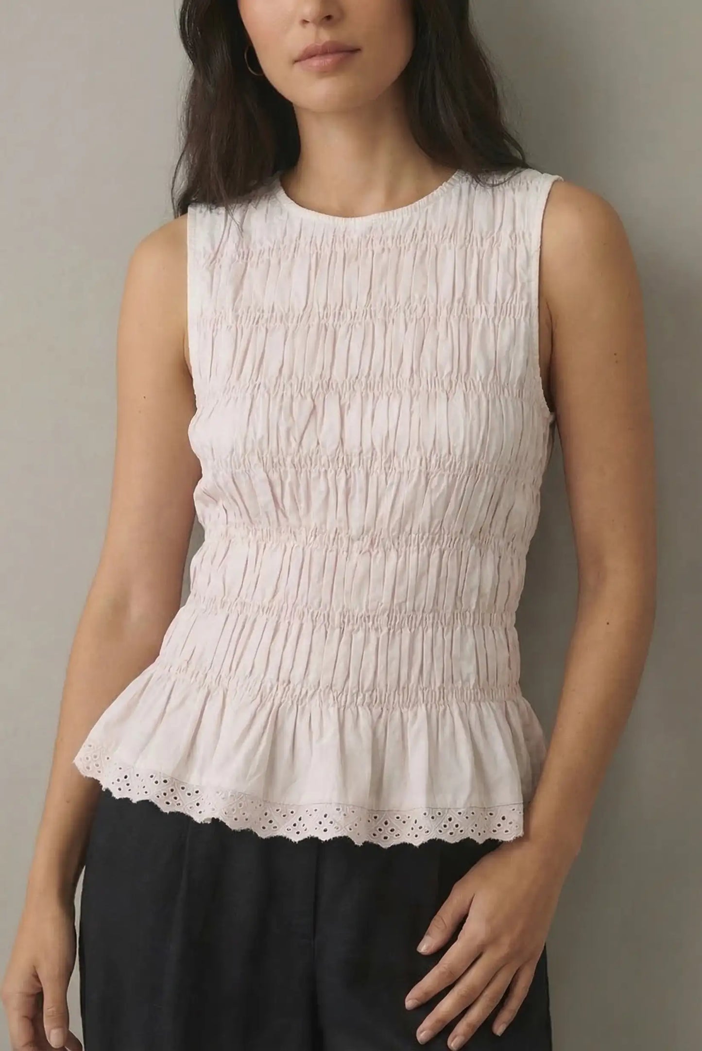 Top blanco de mujer sin mangas, fruncido, con detalle de volante y encaje, moda primavera