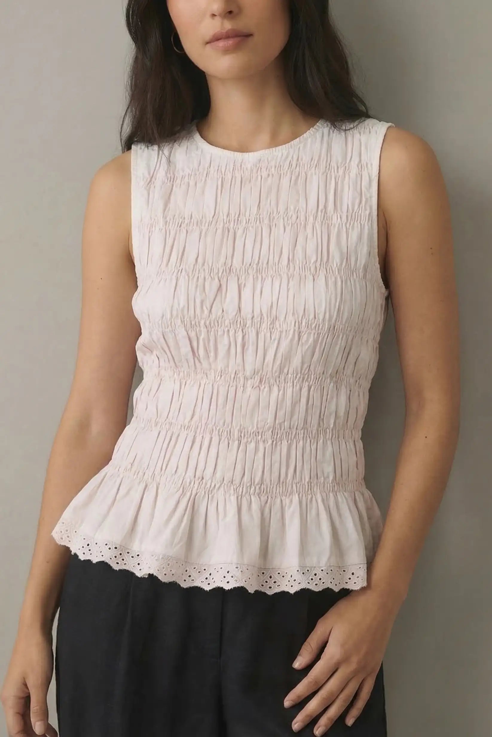 Top blanco de mujer sin mangas, fruncido, con detalle de volante y encaje, moda primavera