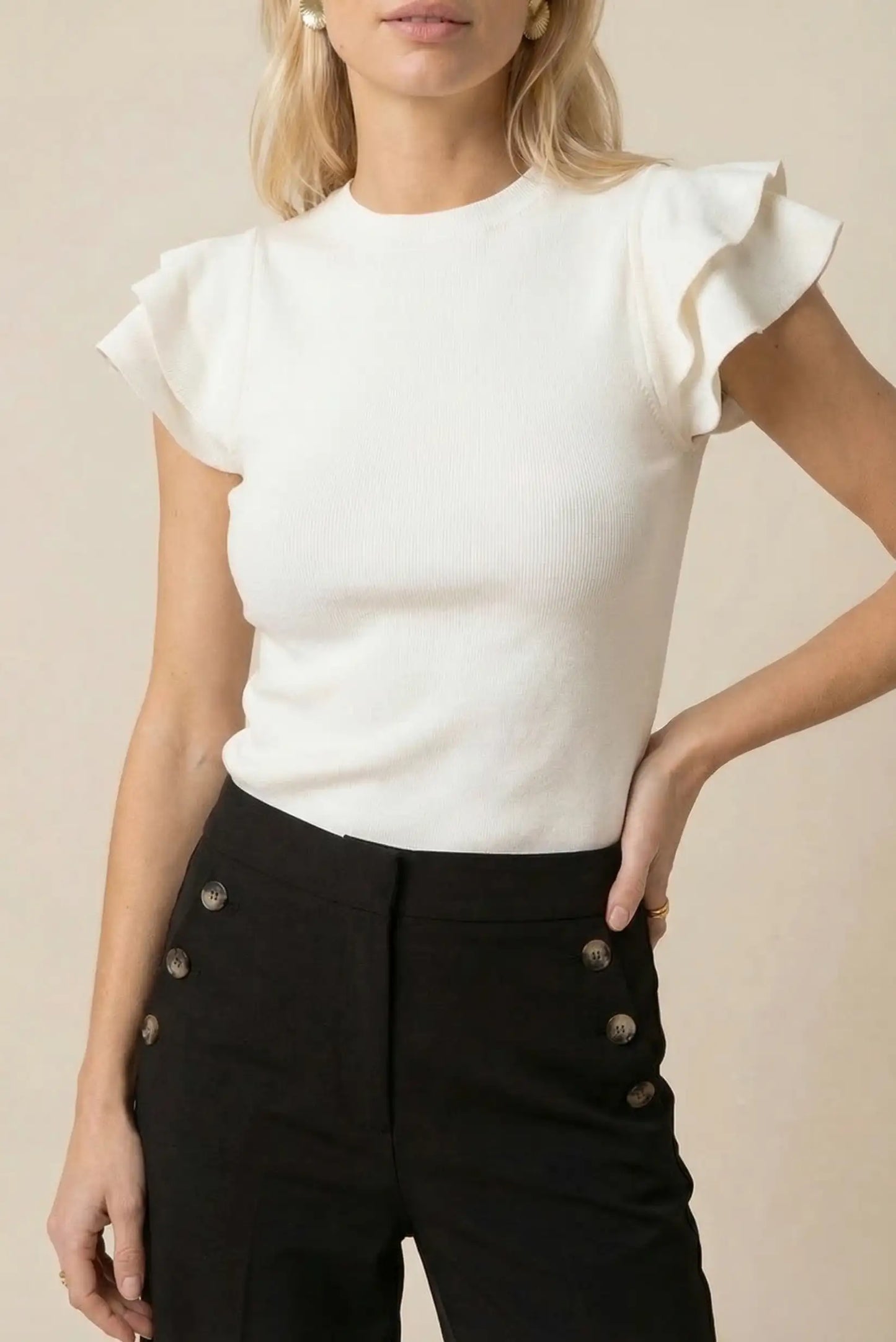 Top blanco de mujer sin mangas con volantes, look casual de primavera, pantalón negro