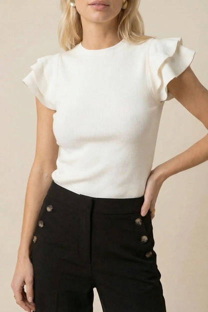 Top blanco de mujer sin mangas con volantes, look casual de primavera, pantalón negro