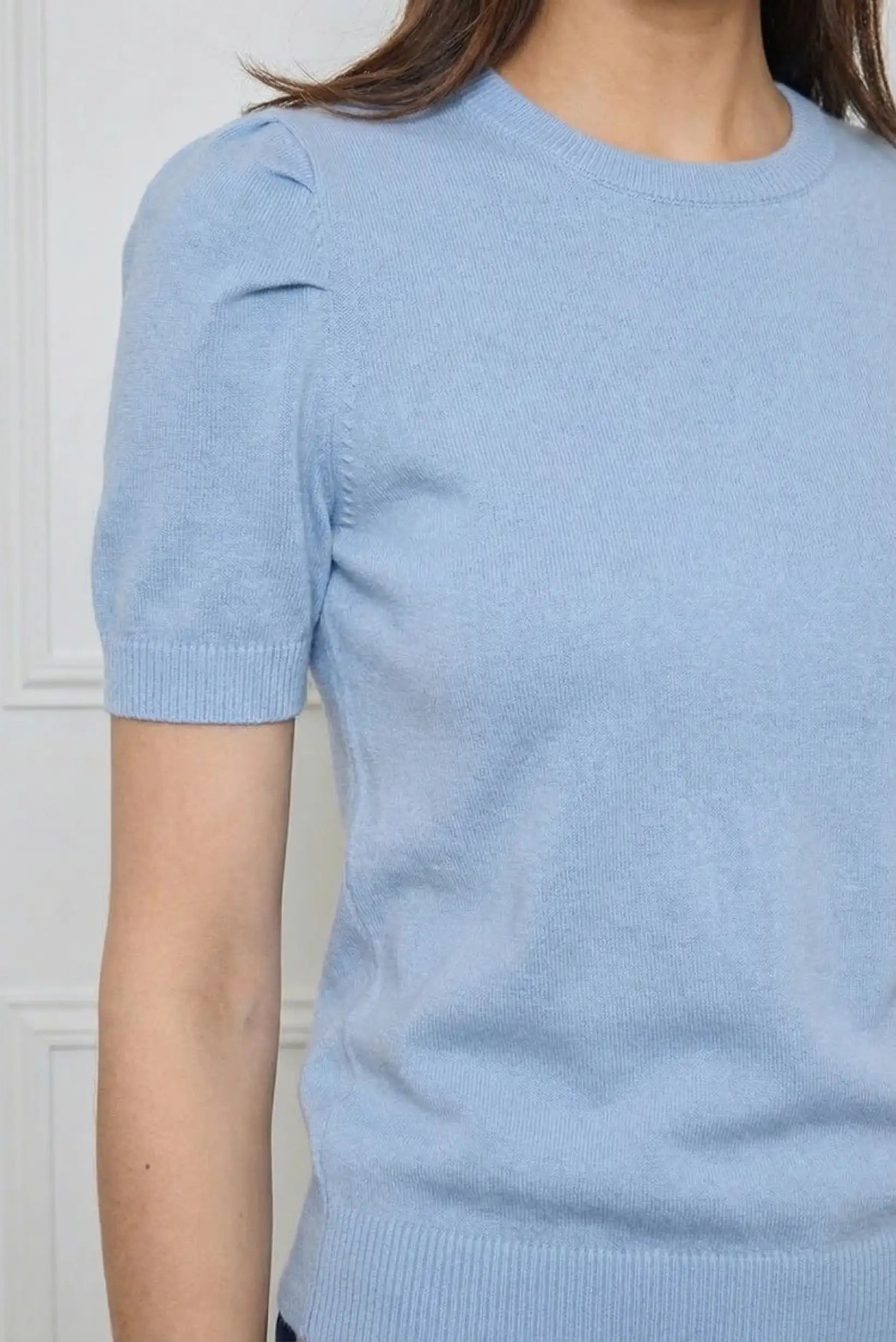 Top de mujer manga corta azul pastel, tejido suave, ideal para primavera y look casual