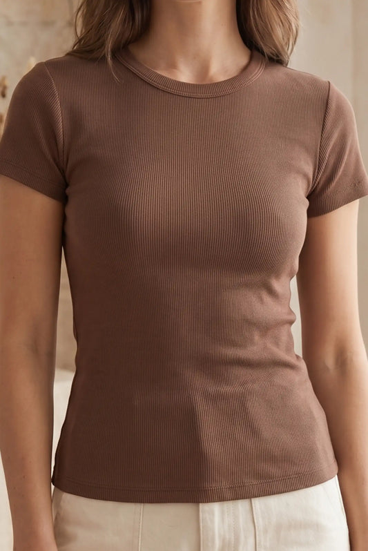 Top de mujer manga corta color marrón chocolate, tejido acanalado, estilo casual