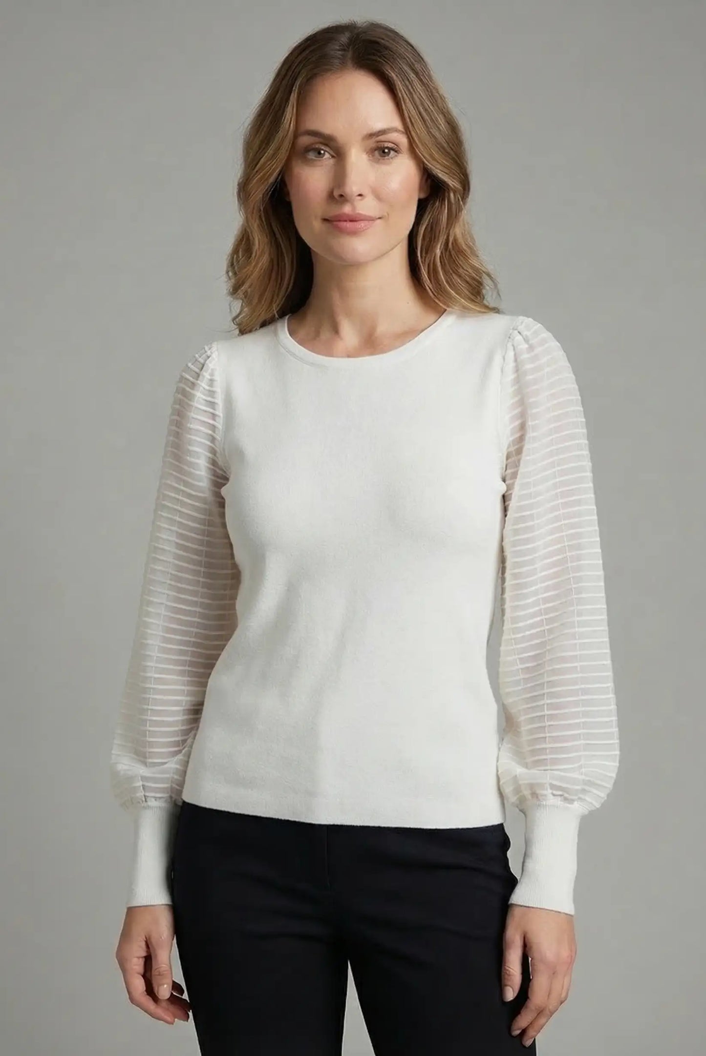 Top de mujer blanco de manga larga con transparencias y rayas, estilo casual primavera