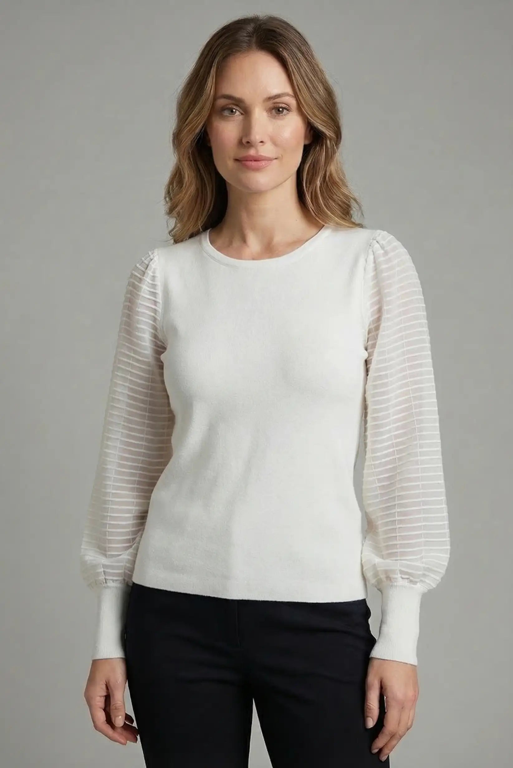 Top de mujer blanco de manga larga con transparencias y rayas, estilo casual primavera