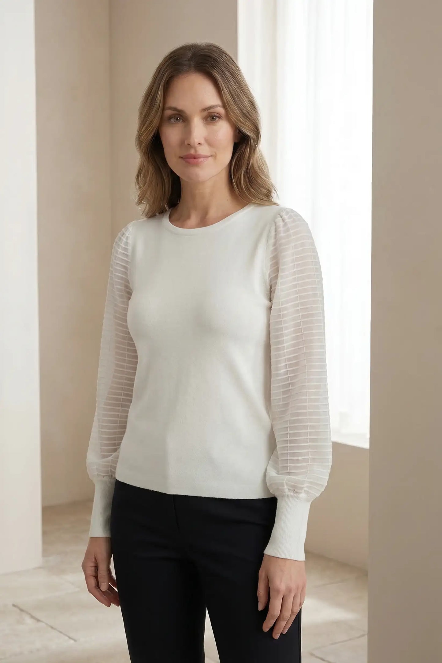 Top de mujer blanco con mangas largas transparentes, look casual elegante de primavera
