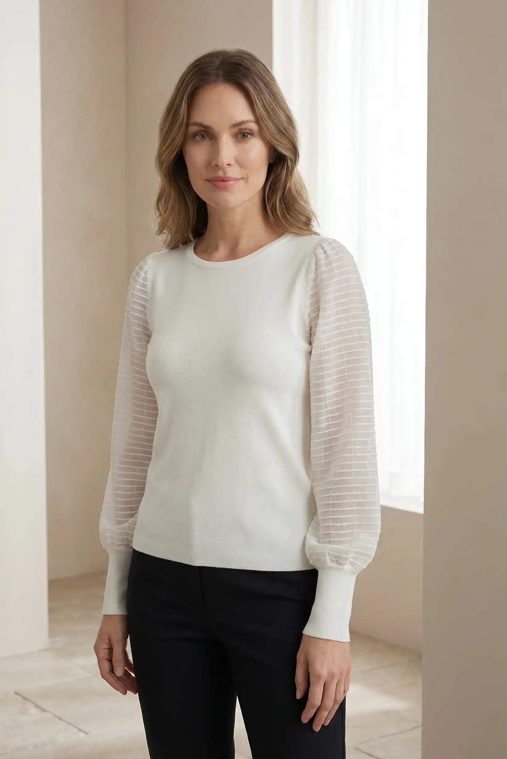 Top de mujer blanco con mangas largas transparentes, look casual elegante de primavera