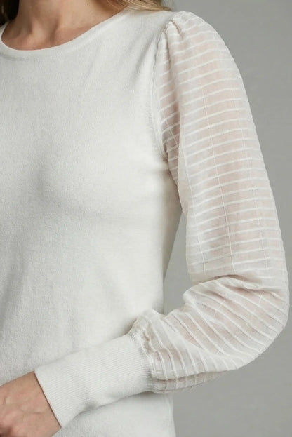 Top blanco de mujer con manga larga transparente y textura de rayas, estilo casual