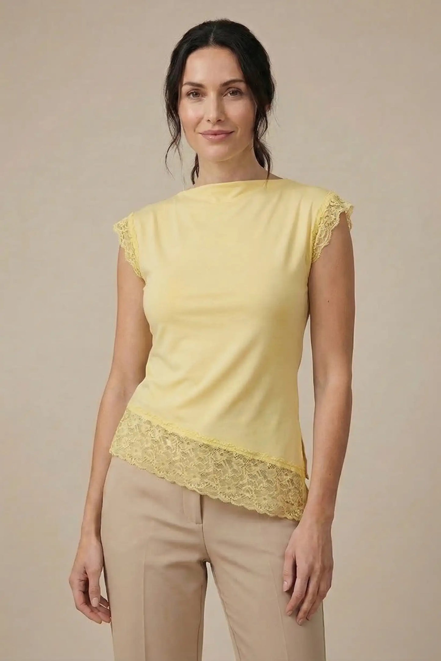 Top de mujer primavera en color amarillo pastel con encaje, manga corta, estilo casual elegante