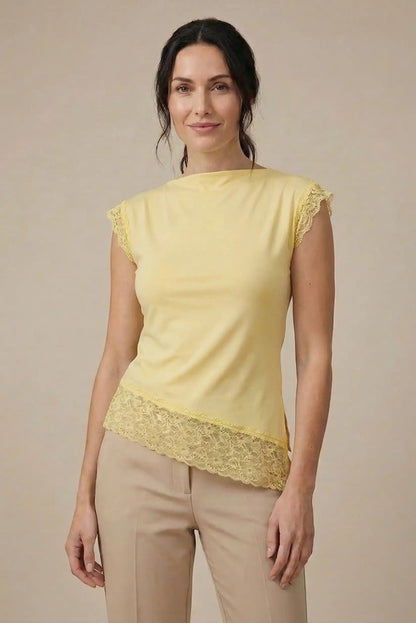 Top de mujer primavera en color amarillo pastel con encaje, manga corta, estilo casual elegante