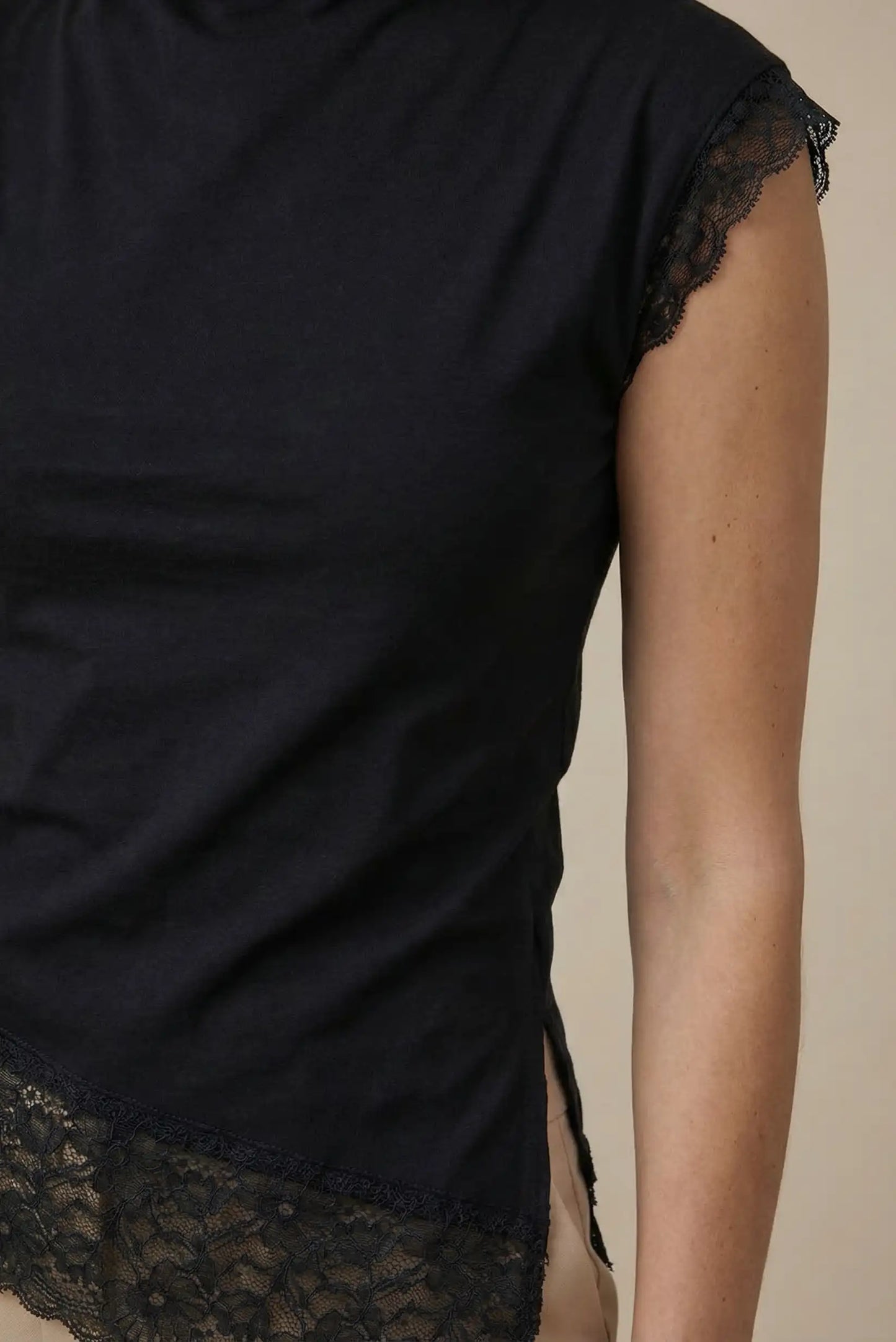 Top negro de mujer con encaje en manga y dobladillo, estilo casual primavera