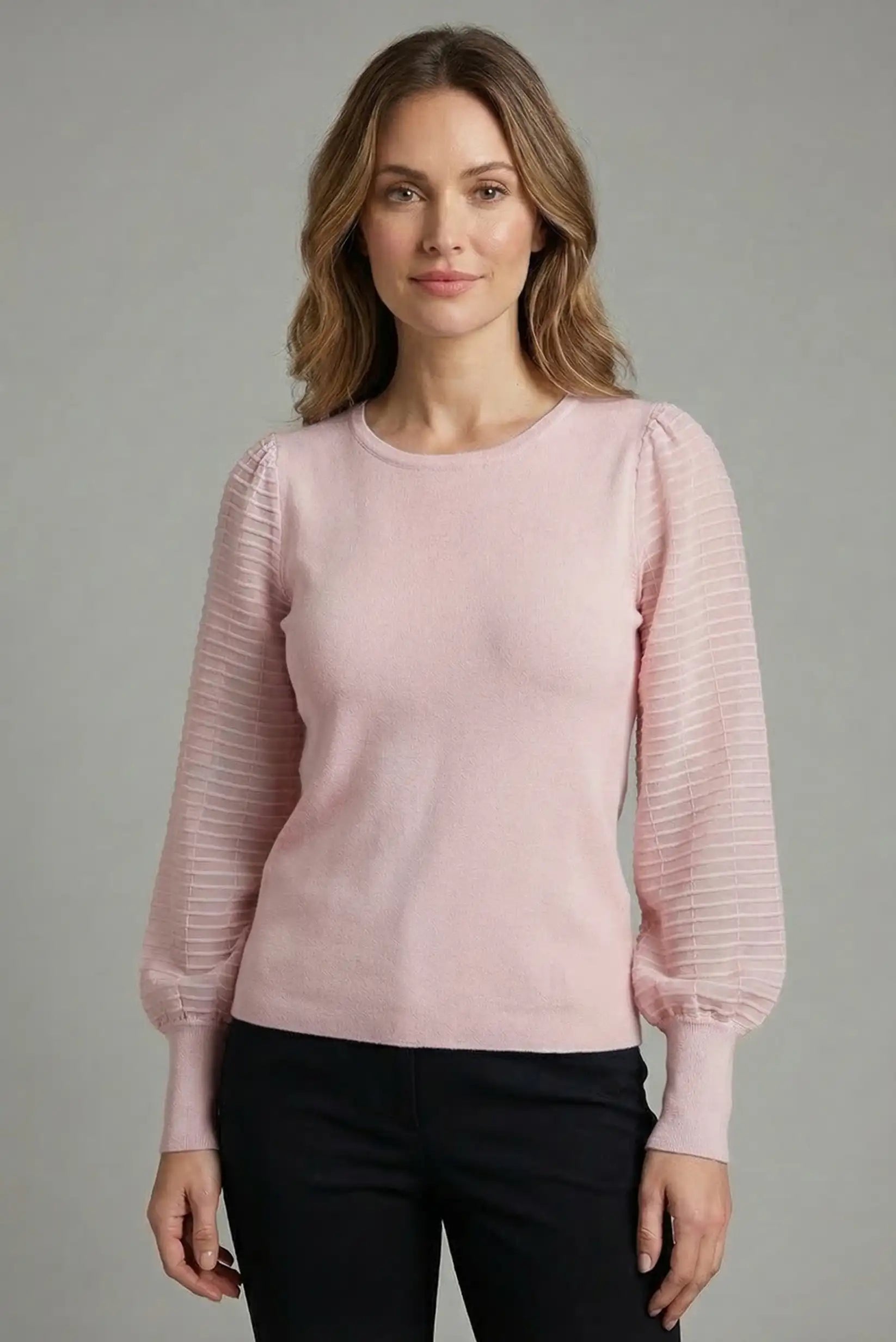 Top de mujer rosa pastel de manga larga con textura, look primaveral casual