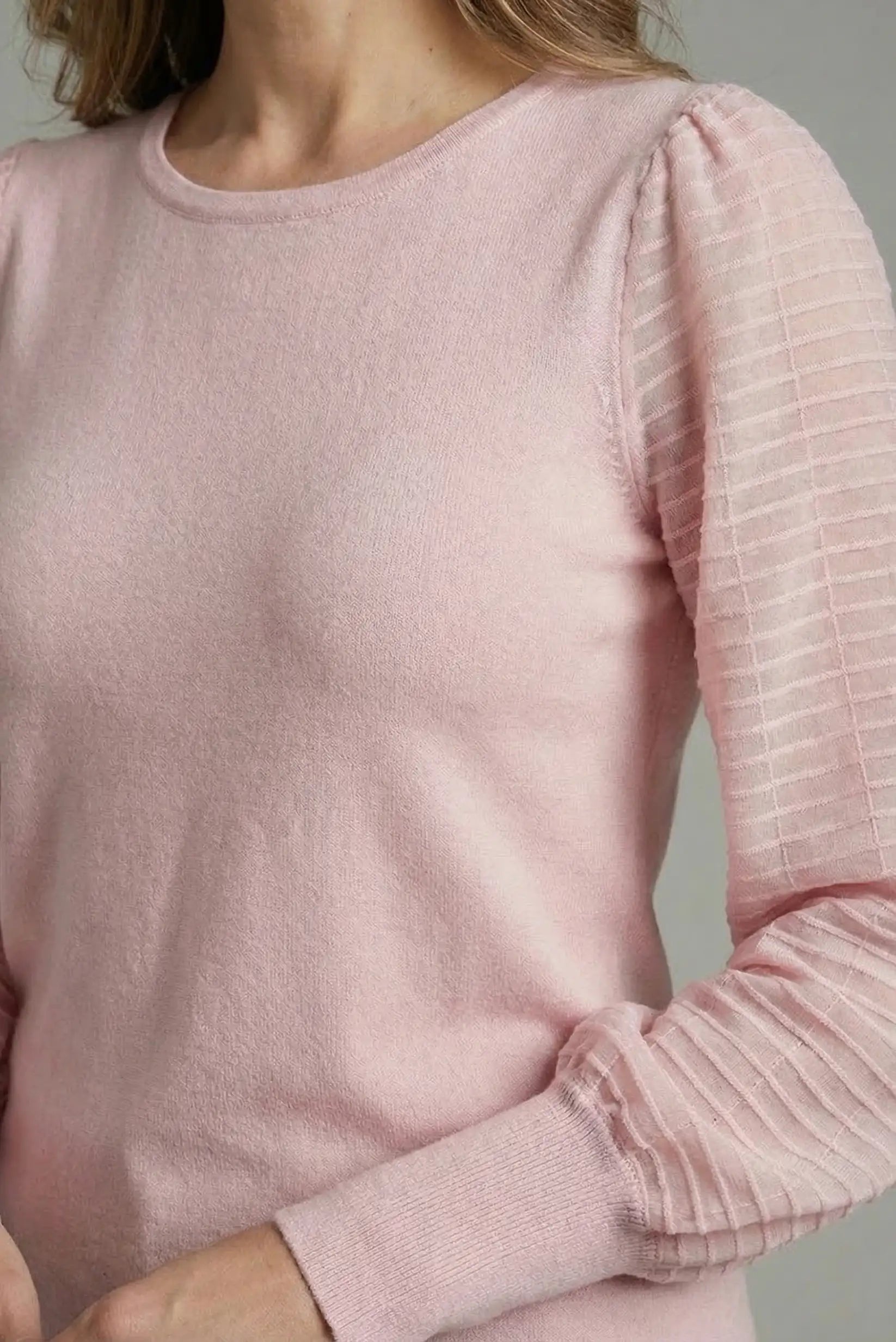 Top de mujer rosa pastel de manga larga con textura acanalada, estilo primavera casual