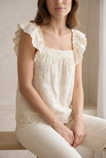 Top de mujer sin mangas beige con volantes y bordado floral, look casual primaveral