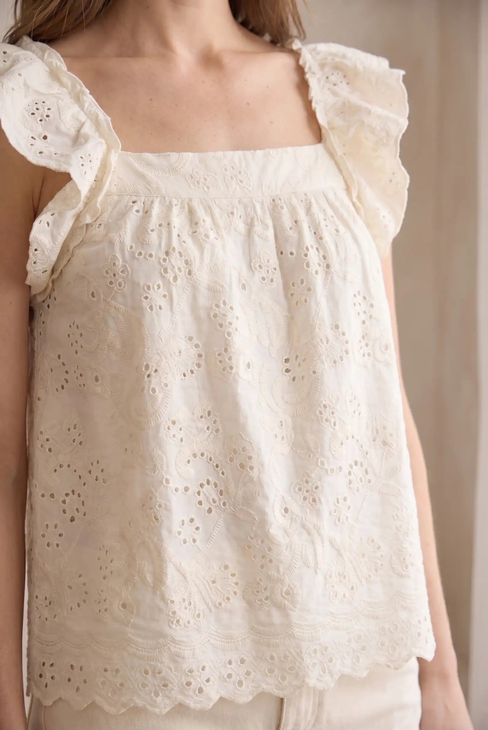 Top mujer sin mangas beige con volantes y bordado floral estilo primavera