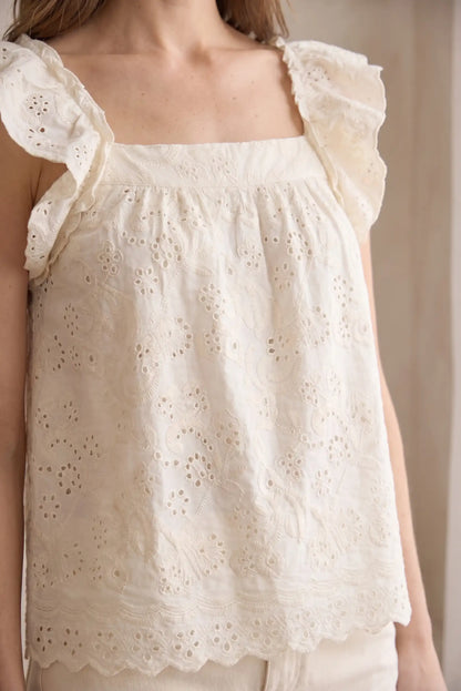 Top mujer sin mangas beige con volantes y bordado floral estilo primavera