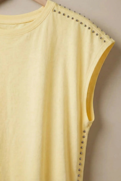 Top mujer sin mangas amarillo con tachuelas metálicas en hombros y laterales