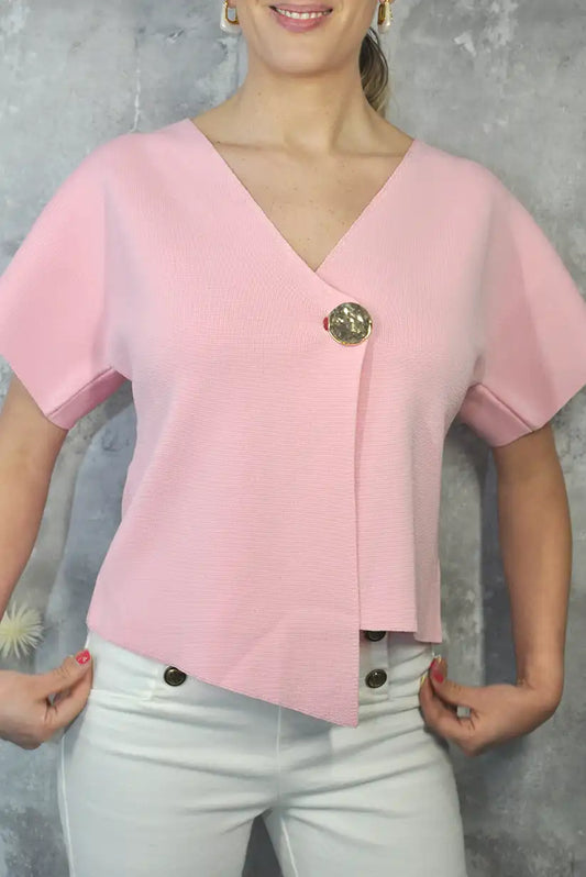 Top rosa chicle cruzado de punto con botón dorado – Toque femenino para primavera