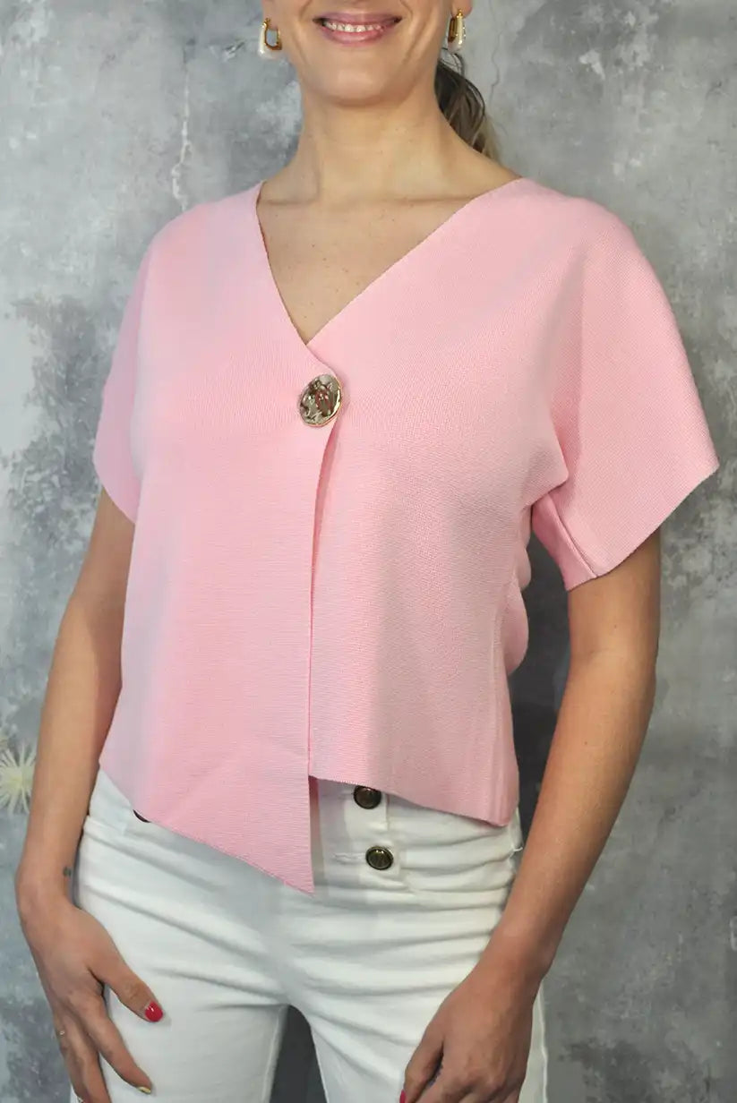 Top rosa chicle cruzado de punto con botón dorado – Toque femenino para primavera - CHICA del Sur