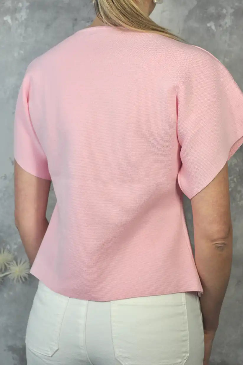 Top rosa chicle cruzado de punto con botón dorado – Toque femenino para primavera - CHICA del Sur