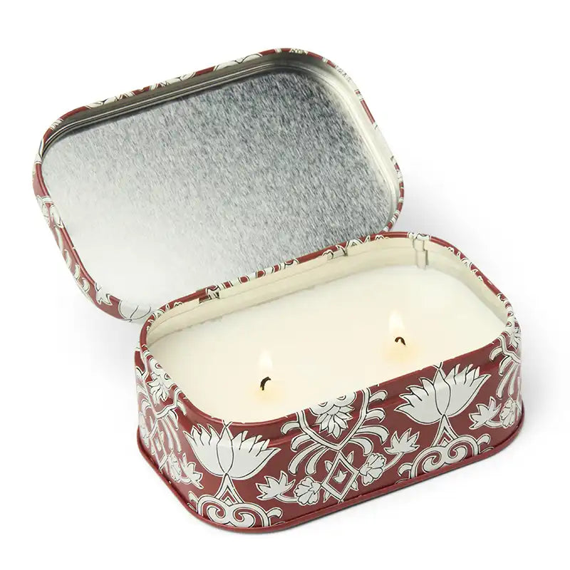 Vela Paddywax CHERIE French Linen & Orris 127g | Aroma Carmesí y Crema en lata vintage - CHICA del Sur