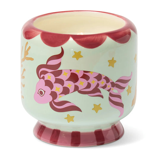 Taza de cerámica verde claro con ilustración de pez rosa y estrellas doradas