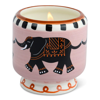Vela decorativa Paddywax en recipiente de cerámica rosa con elefante, aroma tabaco vainilla