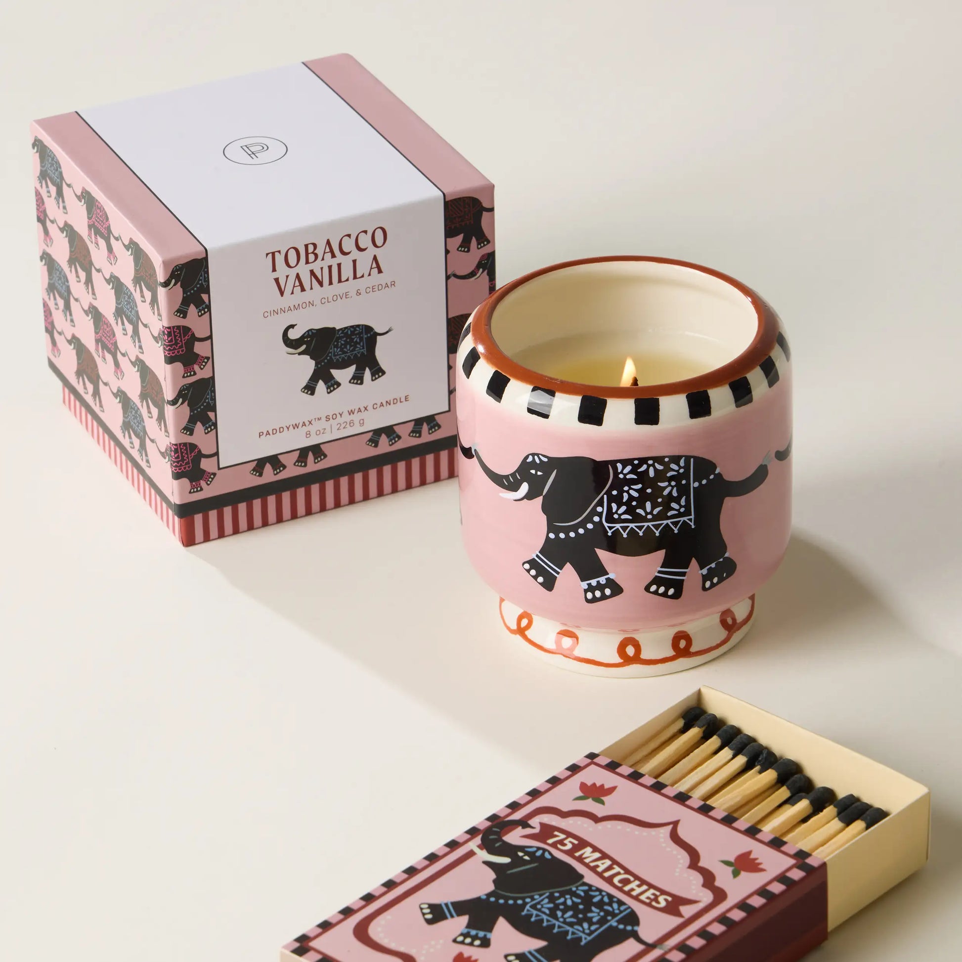 Vela aromática Paddywax elefante rosa con caja decorativa, fragancia tabaco vainilla, CHICA del Sur.