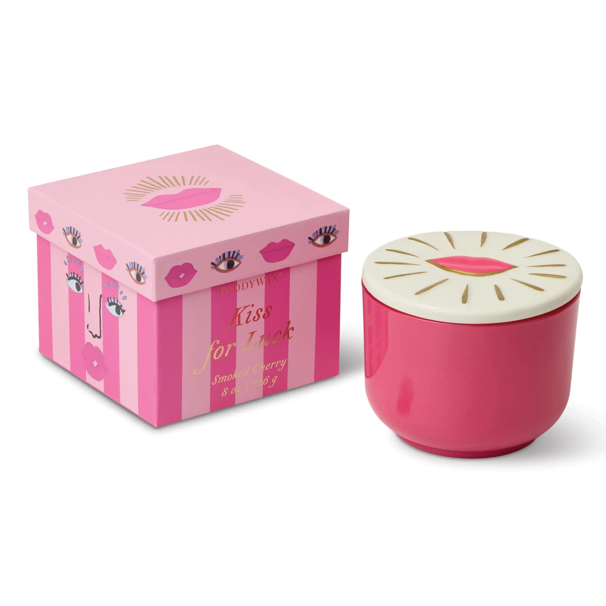 Vela Paddywax Kiss for Luck cereza ahumada en envase rosa junto a caja decorativa, CHICA del Sur