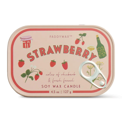 Vela aromática de soja Paddywax en lata rosa con diseño de fresas, estilo casual y femenino.