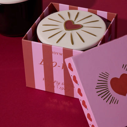 Vela Paddywax LOVE en caja rosa con corazones, ideal como detalle decorativo femenino