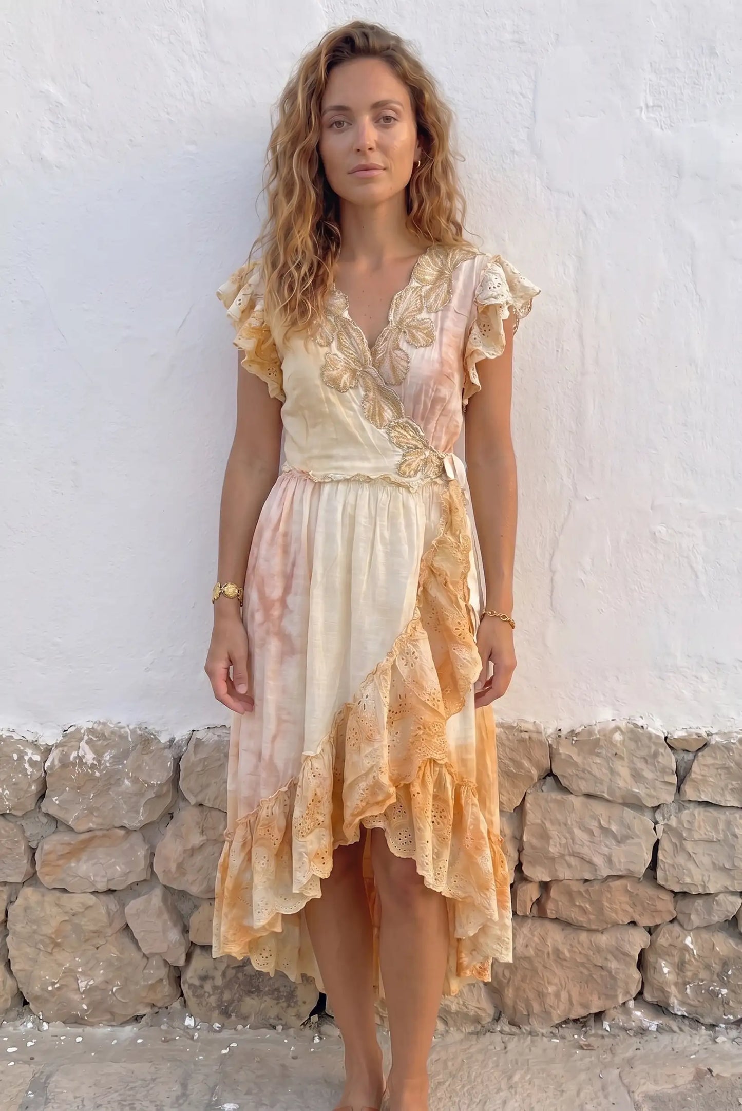 Vestido boho con encaje y estampado tie-dye, ideal para verano y eventos casuales