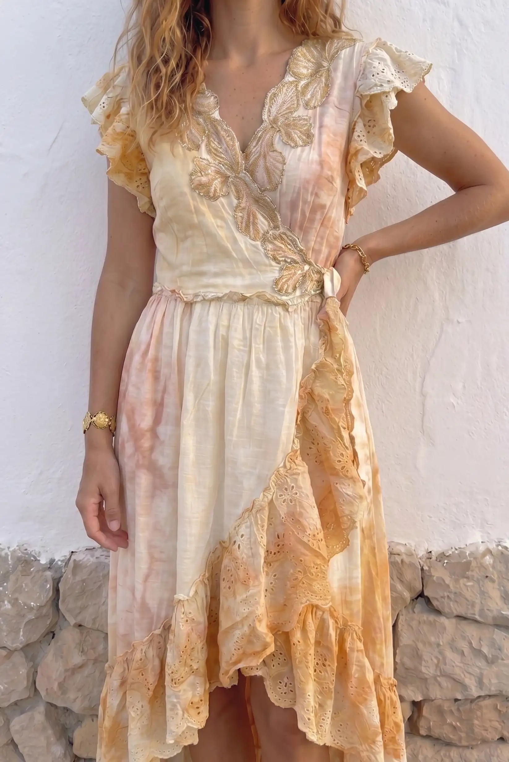 Vestido boho con estampado tie-dye y detalles bordados en dorado, ideal para verano