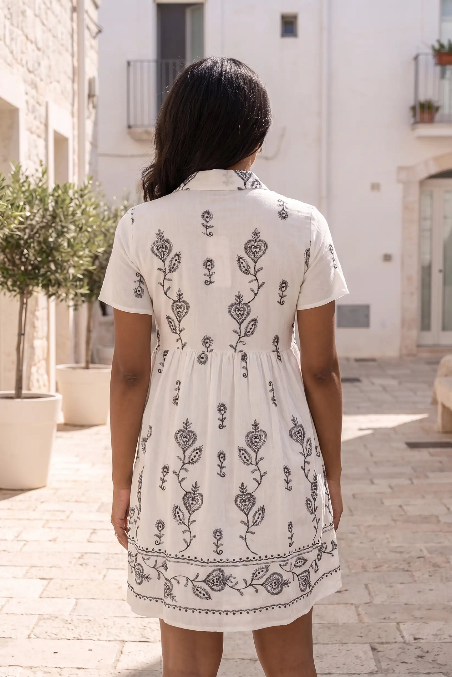 Vestido Corto Blanco Bordado para Mujer en Algodón y Lino