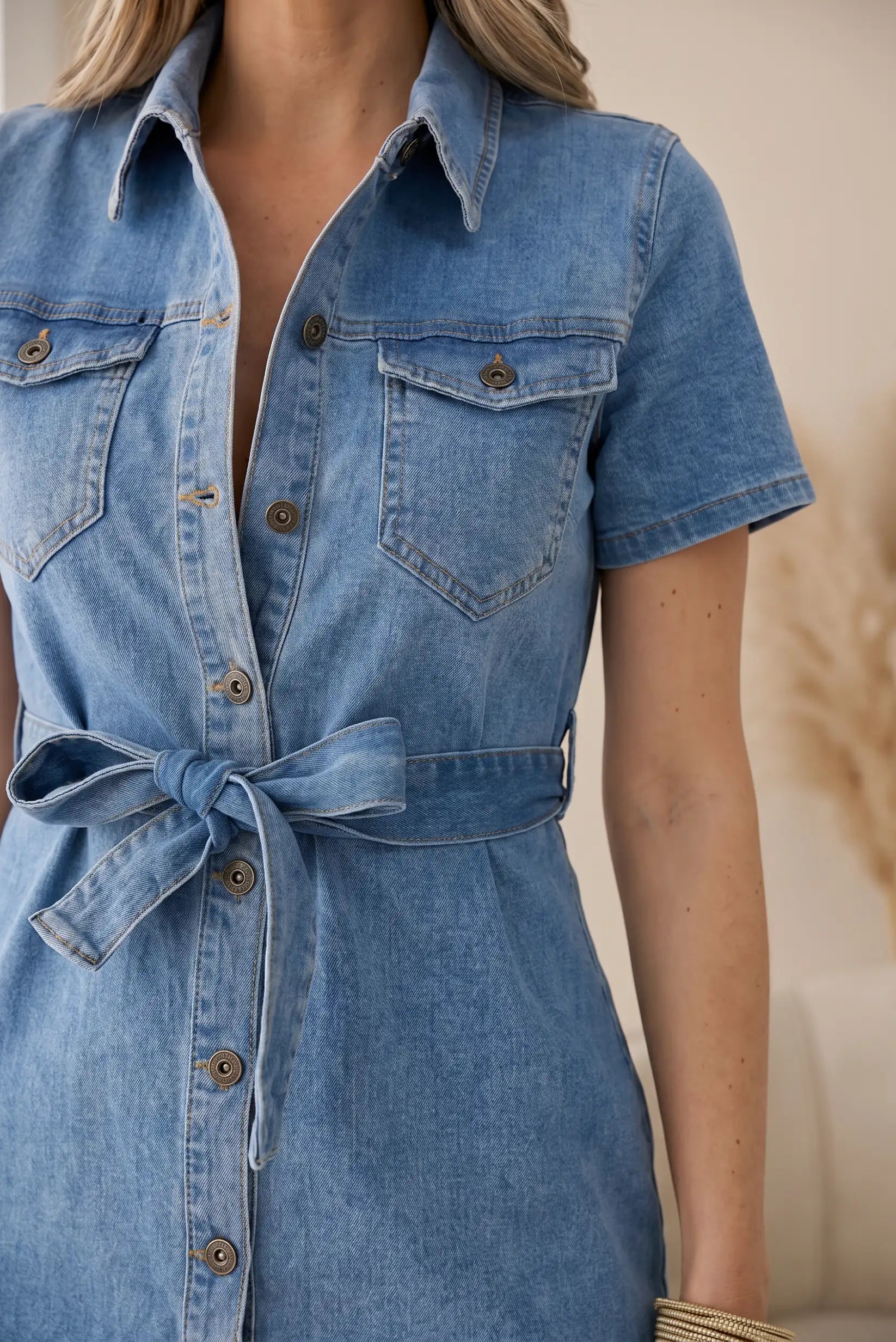 Vestido corto vaquero de manga corta con botones y cinturón de lazo, estilo primavera.