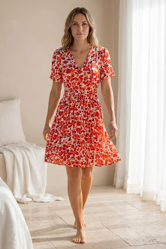 Vestido floral rojo con cuello en V y manga corta, ideal para looks casuales y estilosos