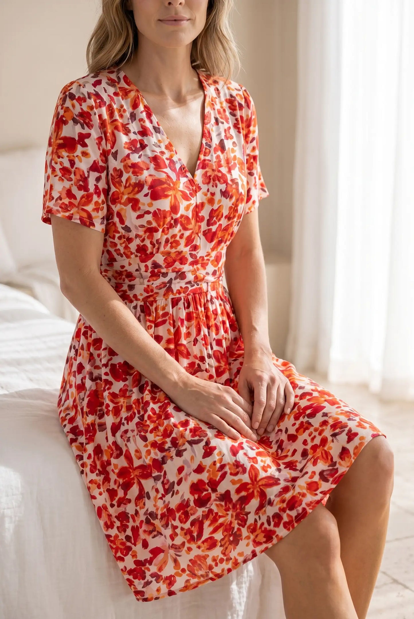 Vestido floral rojo y naranja con cuello en V, ideal para looks casuales y estilosos