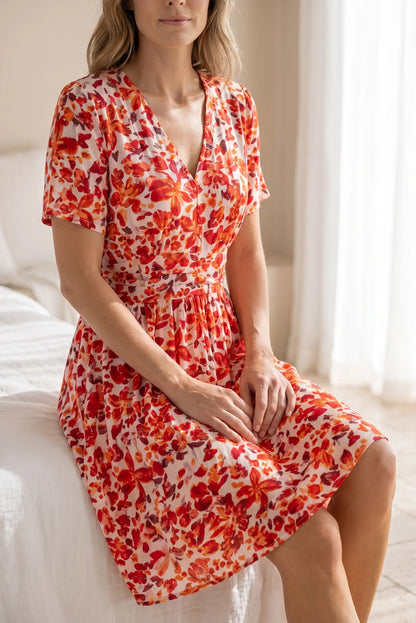 Vestido floral rojo y naranja con cuello en V, ideal para looks casuales y estilosos