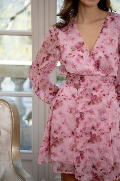 Vestido corto rosa floral de manga larga para primavera, escote en V, fondo elegante