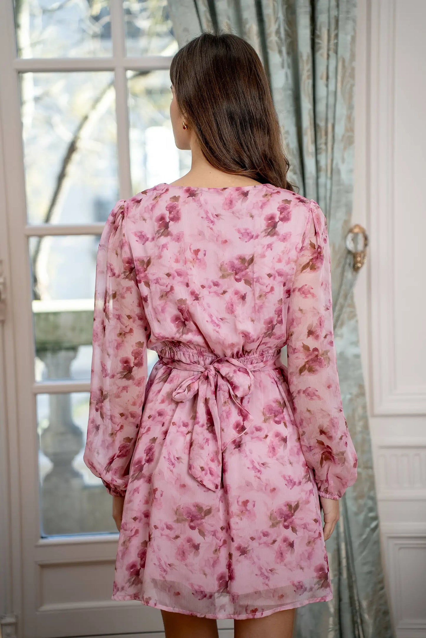 Vestido corto rosa floral de manga larga con lazo, ideal para primavera o eventos elegantes