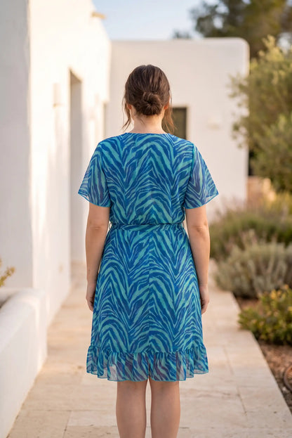Vestido azul estampado con volantes, manga corta y cintura definida, ideal para verano y ocasiones casuales.