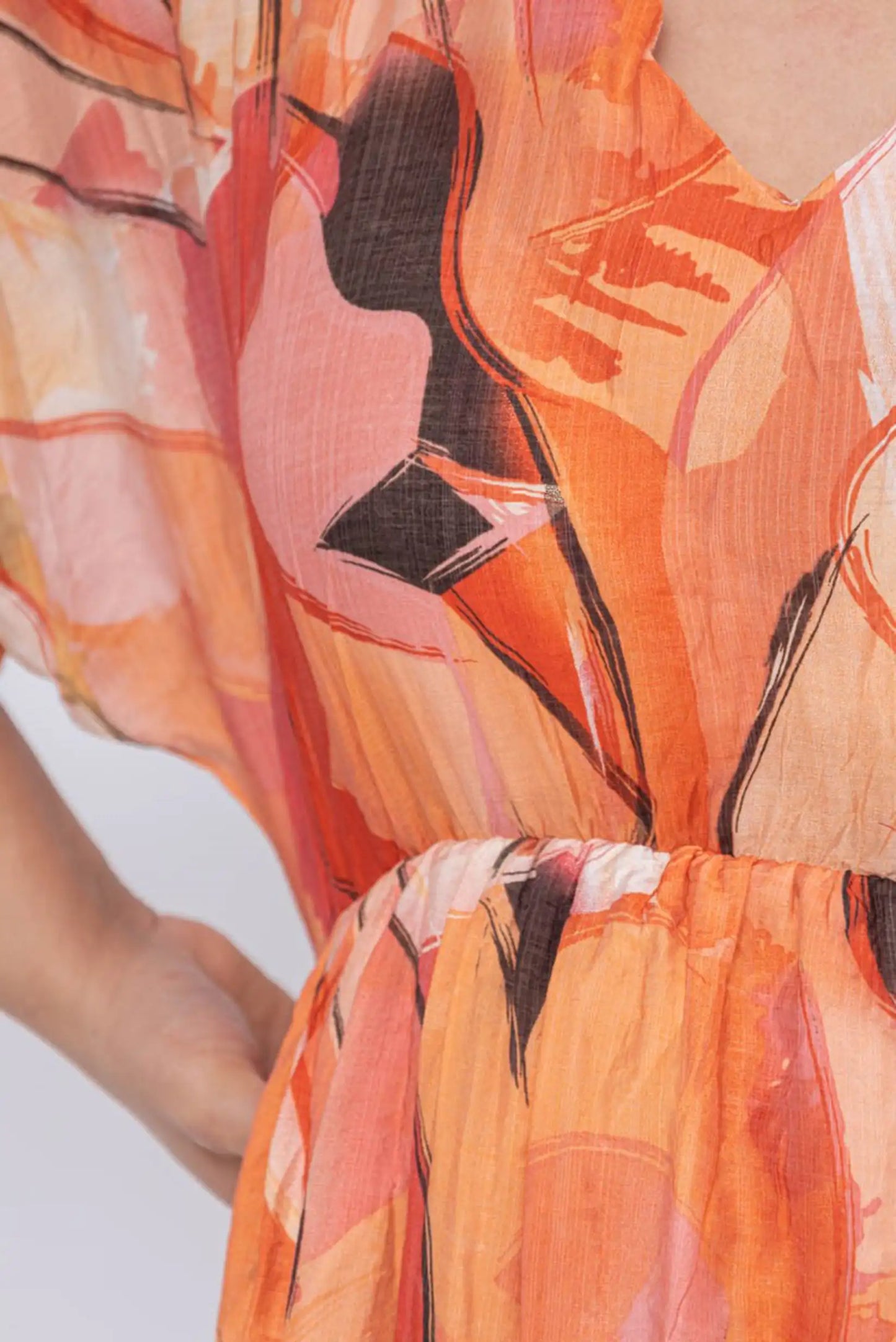 Vestido de verano con estampado abstracto en naranja y rosa, cintura elástica y manga corta