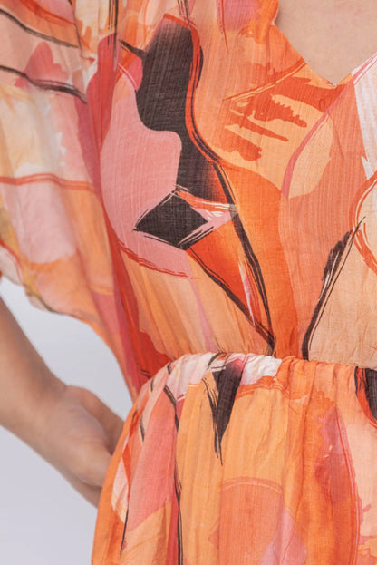 Vestido de verano con estampado abstracto en naranja y rosa, cintura elástica y manga corta
