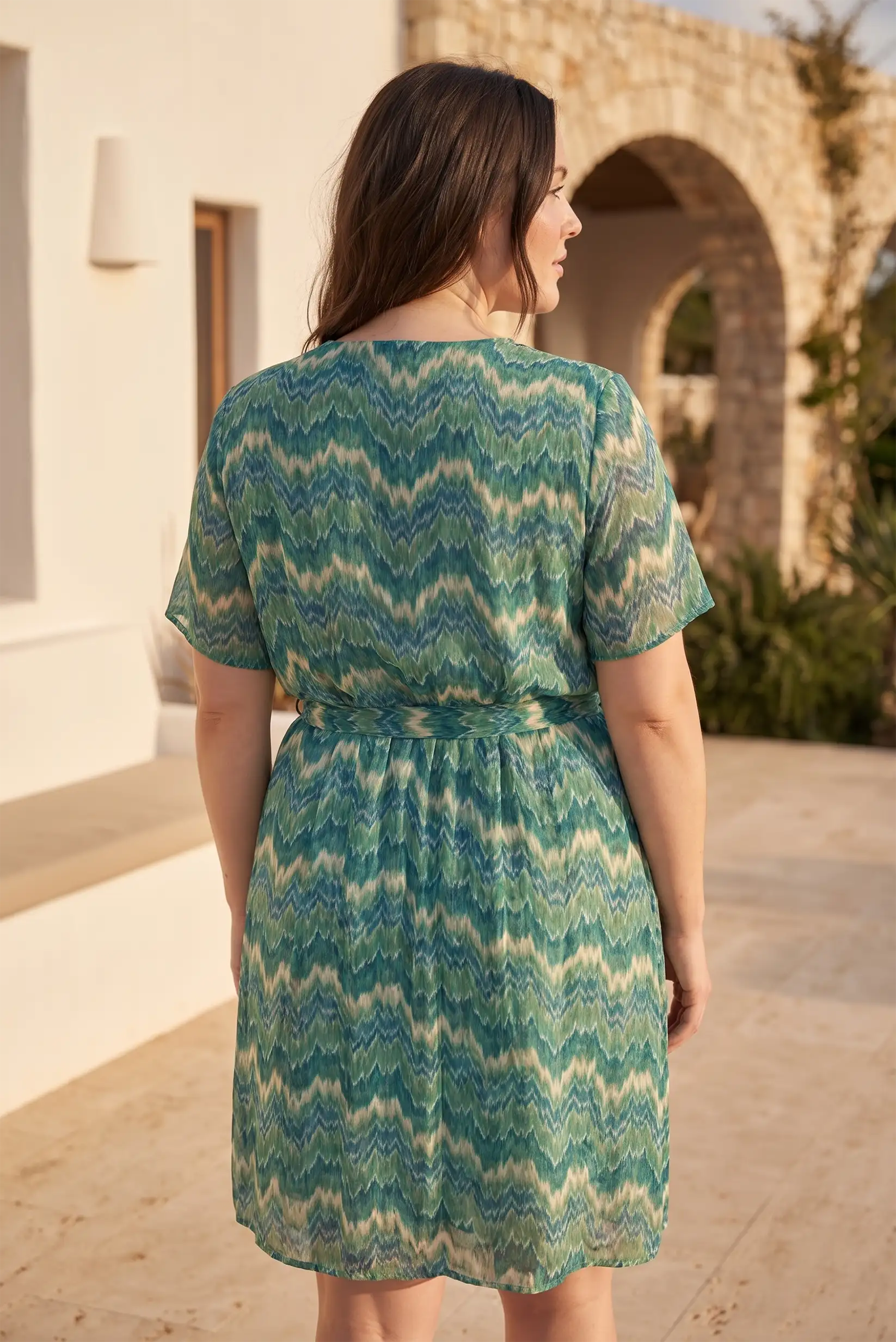 Vestido corto estampado zigzag verde y azul con cinturón, ideal para verano y looks femeninos