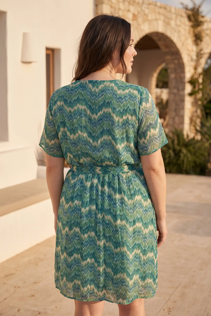 Vestido corto estampado zigzag verde y azul con cinturón, ideal para verano y looks femeninos