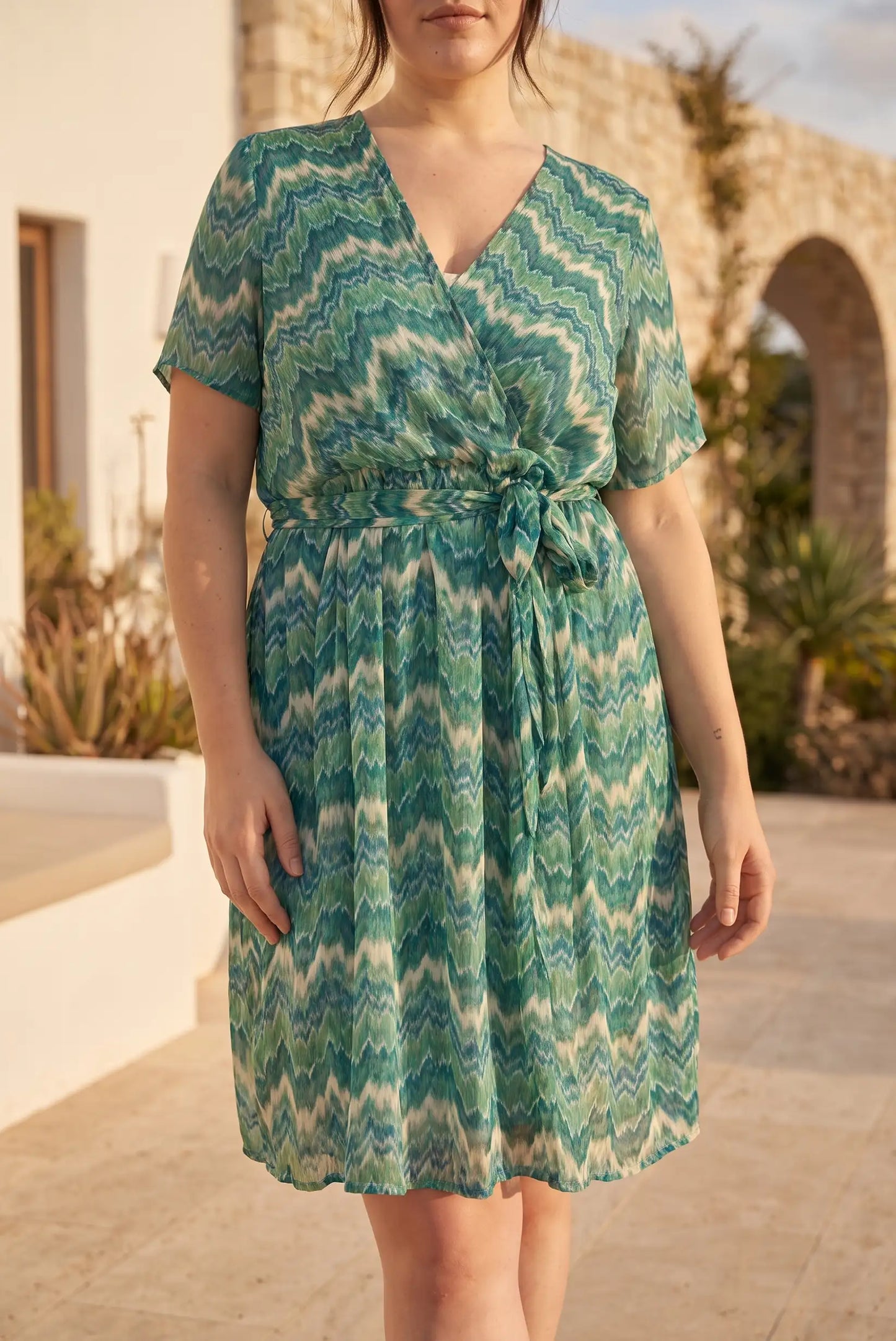 Vestido verde estampado con cinturón, manga corta y escote en V, ideal para verano