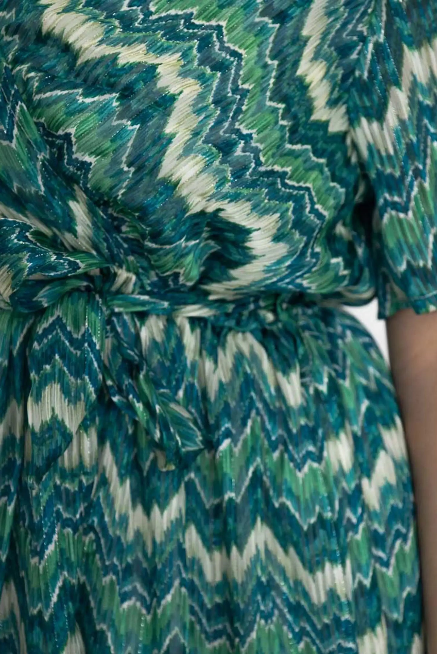 Vestido verde con estampado geométrico y cinturón a juego, moda femenina elegante y actual