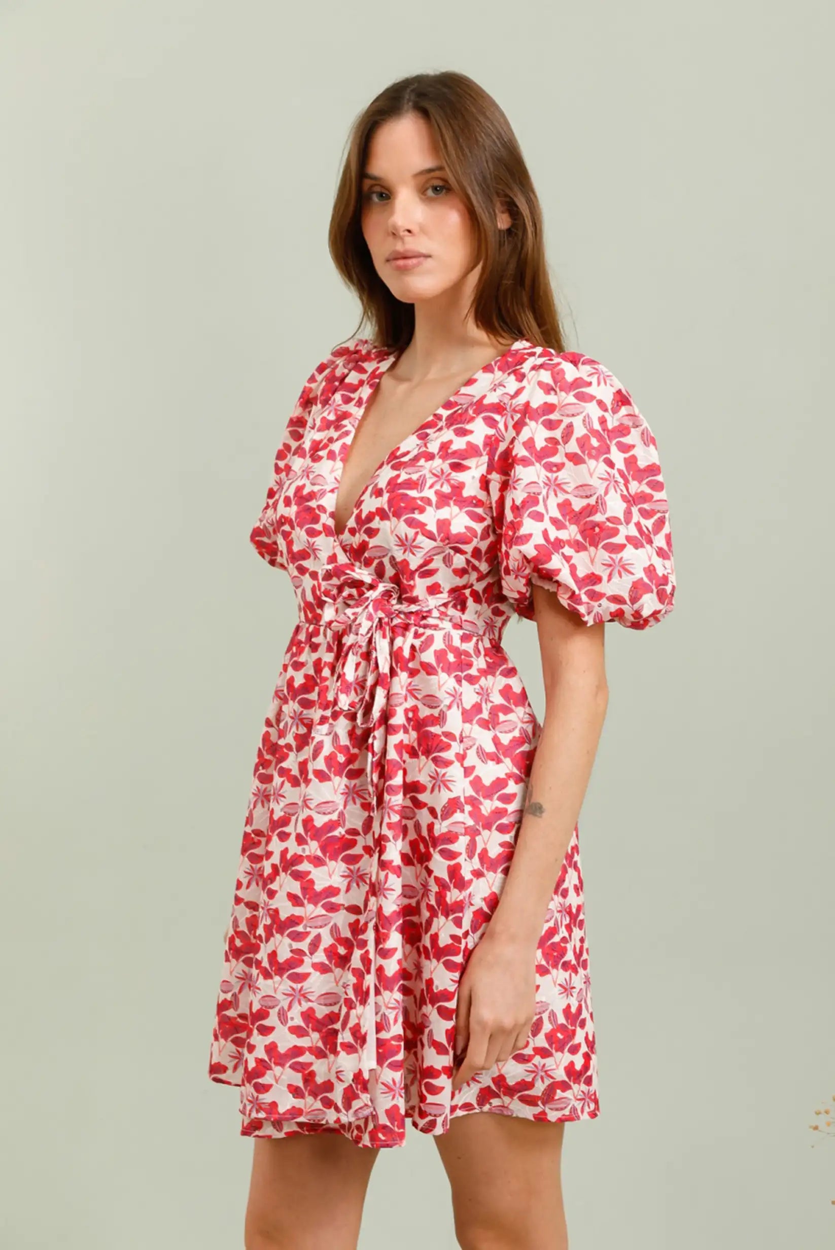 Vestido corto rojo de manga corta con estampado floral, escote en V y lazo en la cintura