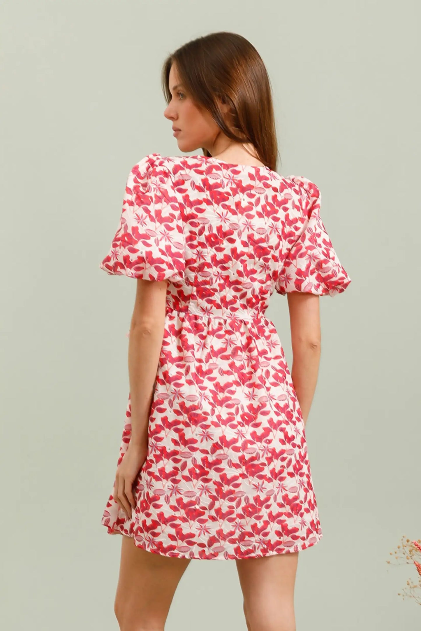 Vestido corto rojo floral de manga corta, ideal para primavera, visto desde atrás