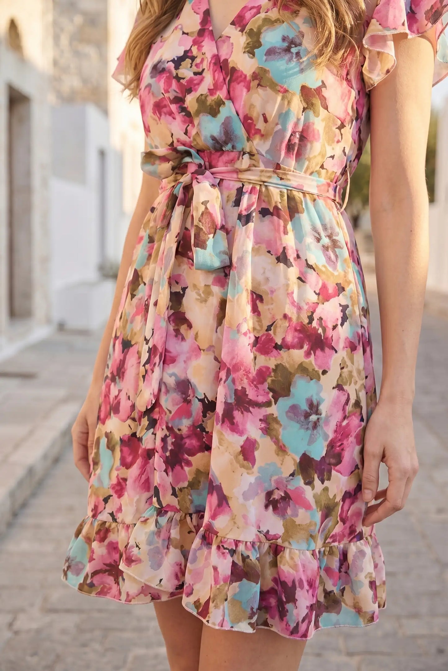 Vestido floral con volantes y cinturón, ideal para primavera y verano