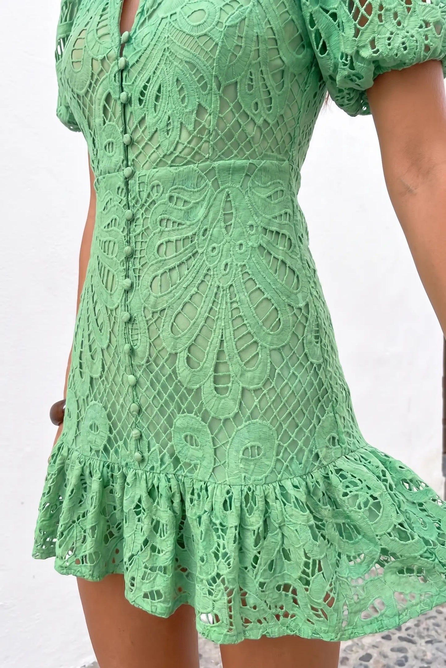 Vestido corto verde esmeralda de encaje para mujer, diseño primaveral elegante.